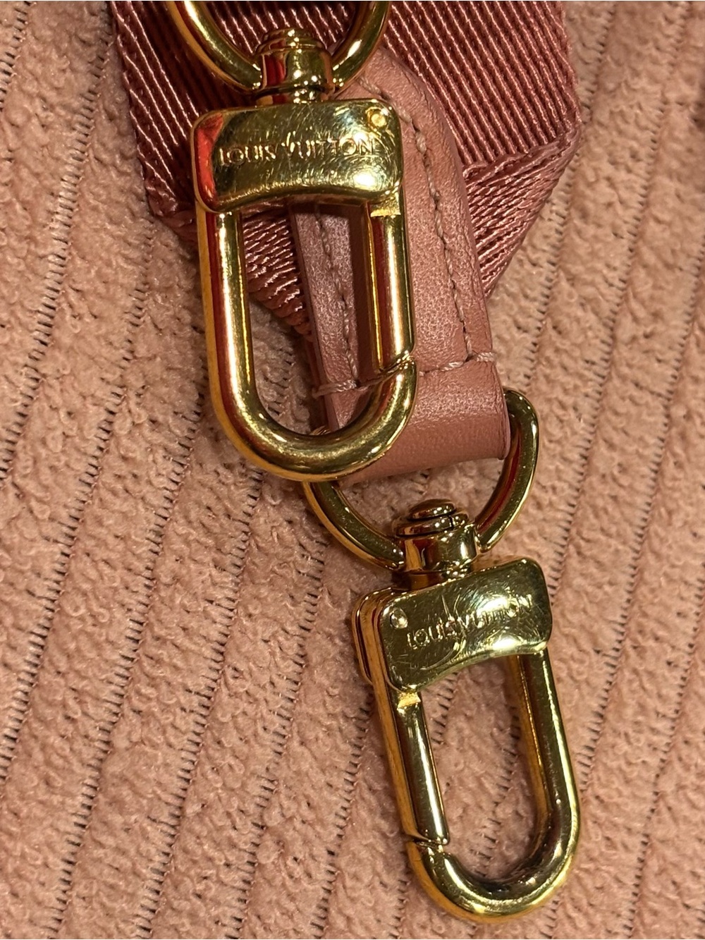 Louis Vuitton Peach Leather Strap with Gold Hardware Very Rare Color - Picture 5 of 6